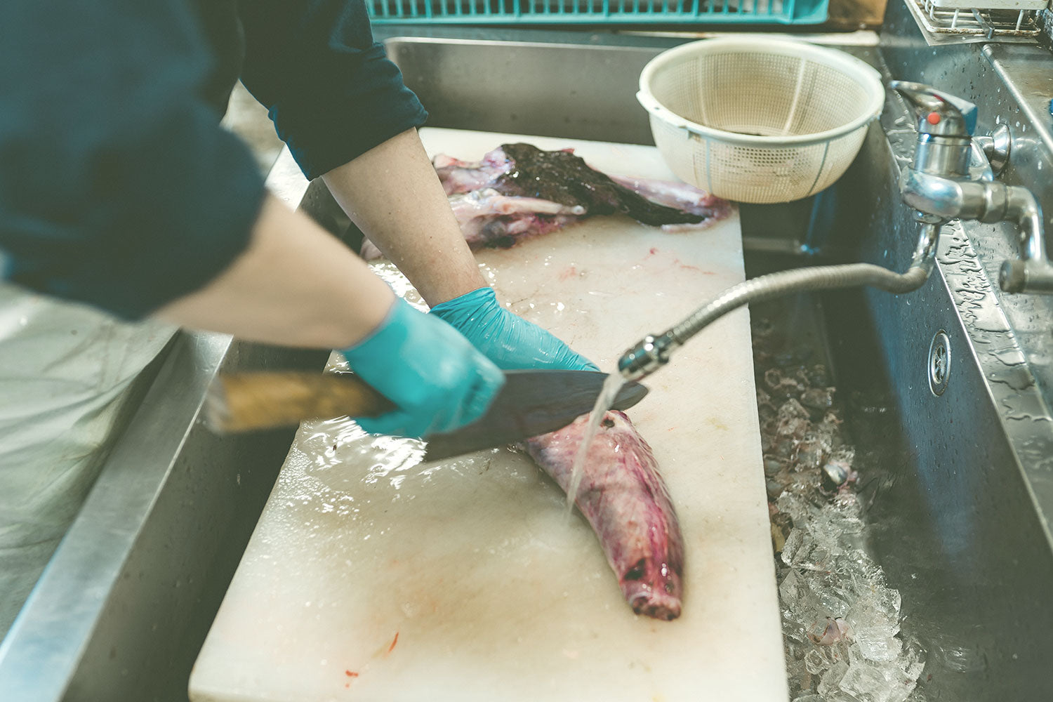 魚を捌いている様子